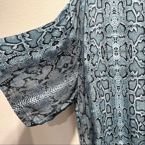Karen Kane Relaxed Shirt Snake Skin Top - Picture 3 of 7